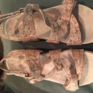 Vionic Cork sandal (gold detail) size 7